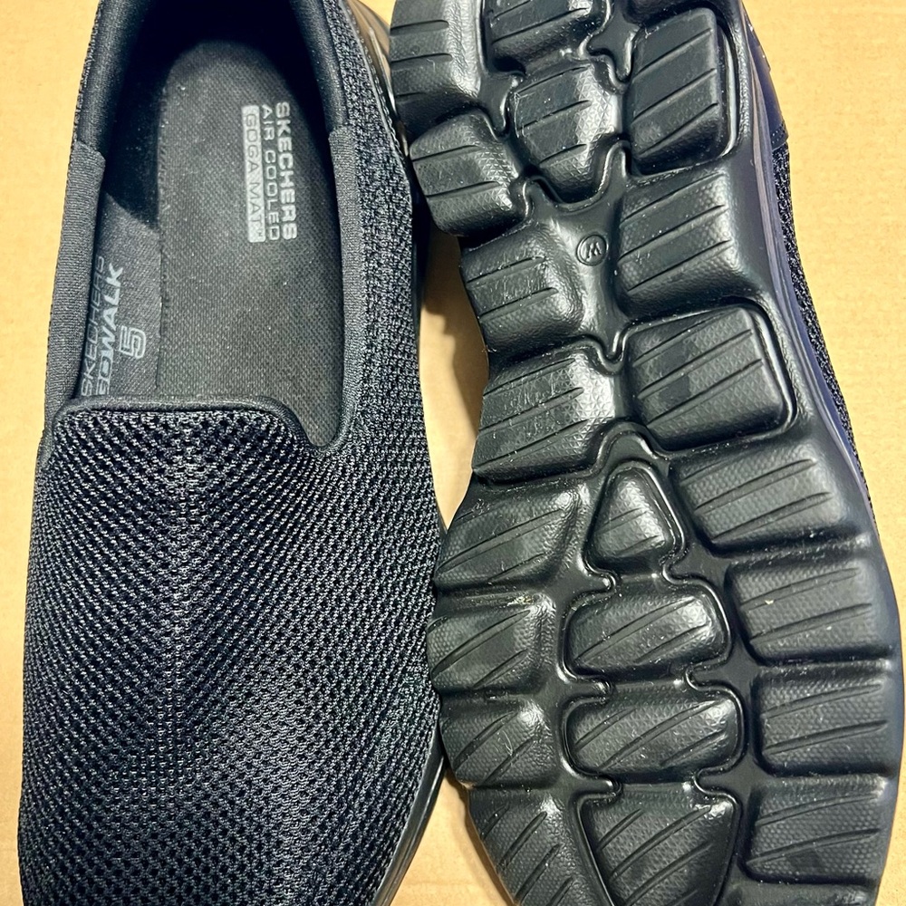 Sketcher GO WALK 5. Like New women
Size 8.5 Wide Joy - Sensational Day Goga Mat